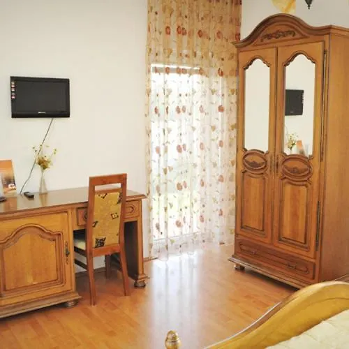 Sarokhaz Panzio Bed and Breakfast Vecsés Bed & Breakfast